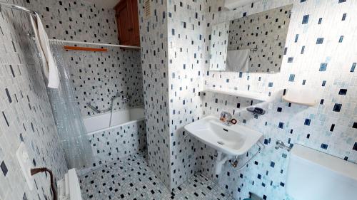 ブラッテン・バイ・ナータースにあるVergissmeinnichtのバスルーム(シンク、シャワー、トイレ付)