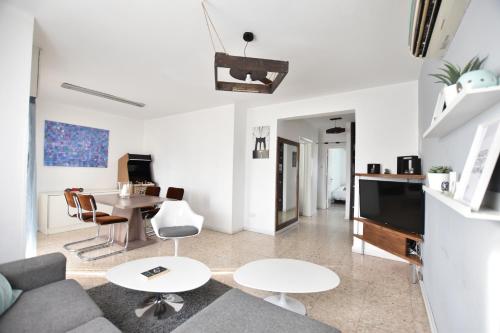 Glabur Stays - The Cozy 2 BDR - Nicosia City, Free Parking & Wifi, Welcomes You!!!