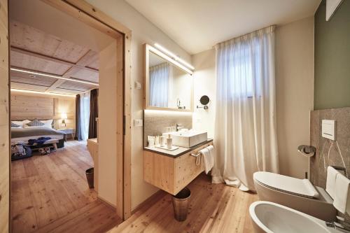 Et badeværelse på Goldene Rose Karthaus a member of Small Luxury Hotels of the World