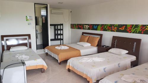 Un pat sau paturi într-o cameră la Hotel y Parque Turístico Navar City