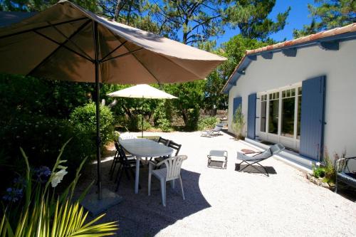 Photo de la galerie de l'établissement Lovely house with idyllic garden in very central Cap Ferret location, à Lège-Cap-Ferret