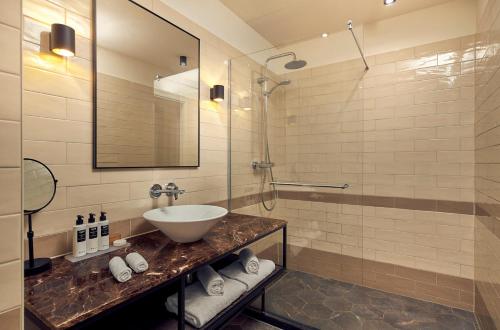 Hotel New York tesisinde bir banyo