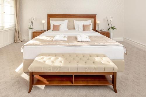 Postel nebo postele na pokoji v ubytování Hotel Le Premier