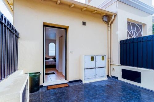 une pièce avec une porte menant à une chambre dans l'établissement Brand New Studio, Sea View, AirCon, Wifi, à Roquebrune-Cap-Martin