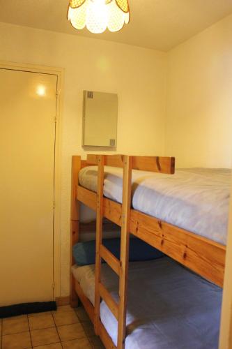 une chambre avec deux lits superposés et un miroir dans l'établissement BIDART PLAGE étage 1, à Bidart