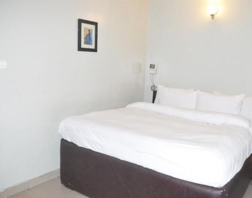 Ένα ή περισσότερα κρεβάτια σε δωμάτιο στο Triple Tee Hotel