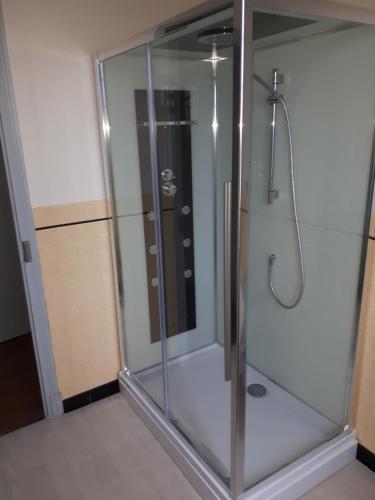 una doccia con cabina in vetro in bagno di Villa à 100 m de Tarbes sud a Laloubère