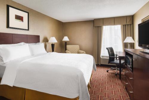 Кровать или кровати в номере Holiday Inn Express Boston Brockton, an IHG Hotel