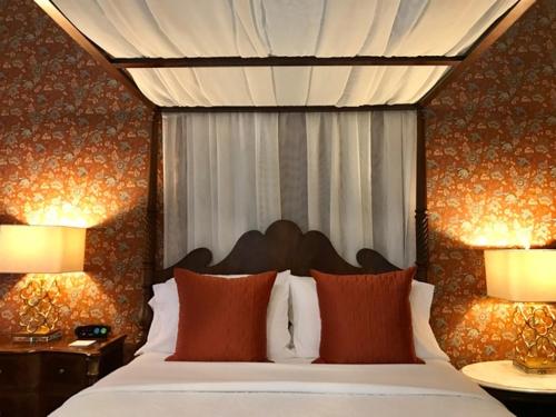 Llit o llits en una habitació de Elmwood 1820 Bed & Breakfast Inn