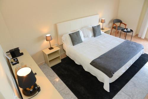 Кровать или кровати в номере Rallye Hotel