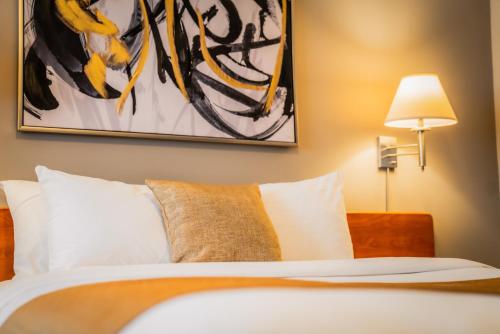 Кровать или кровати в номере Hôtel Le Voyageur