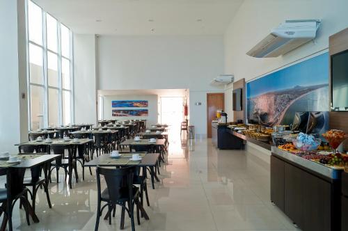 מסעדה או מקום אחר לאכול בו ב-Alameda Vitória Hotel