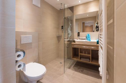 a bathroom with a toilet and a sink and a shower at Sport Garni Kapplerhof – Ischgl/Kappl in Kappl