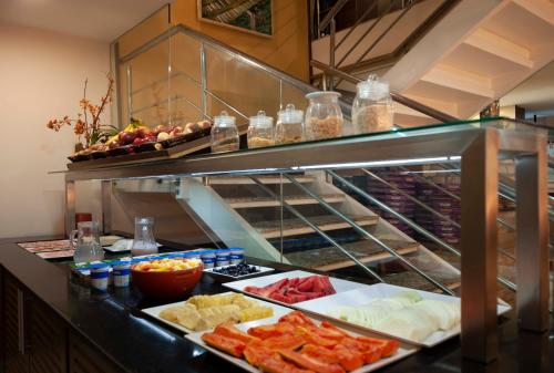 Makanan di atau berdekatan hotel