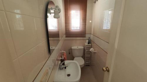 プラヤ・デアロにあるVILLAS COSETTE - Villa Nuriaの小さなバスルーム(トイレ、シンク付)