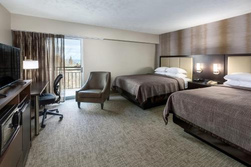 Llit o llits en una habitació de Park Place Hotel & Conference Center