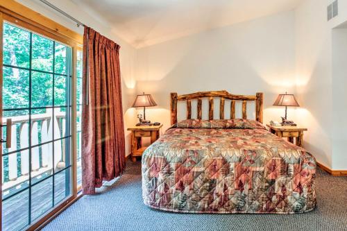 Postel nebo postele na pokoji v ubytování Cozy Townhome By Starved Rock State Park