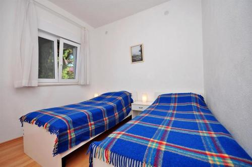 - une chambre avec 2 lits et une fenêtre dans l'établissement Apartment Kate - with large terrace, à Postira