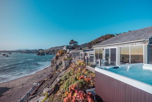 Seamist Beach Cottage, Private Beach & Ocean views