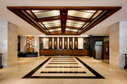 a lobby with a large hall with a ceiling at Copthorne King's Hotel Singapore in Singapore