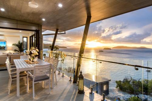 Un comedor con vista al mar en Hidden Cove on Hamilton Island by HIHA, en Hamilton Island