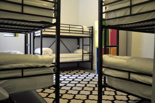ホバートにあるバックパッカーズ インペリアル ホテルの二段ベッド4組が備わる客室です。