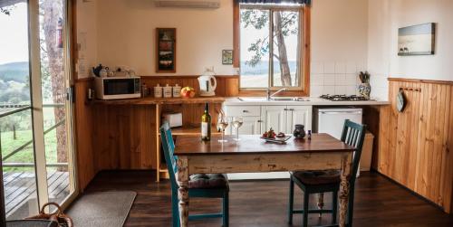 Una cocina o zona de cocina en Balingup Heights Hilltop Forest Cottages
