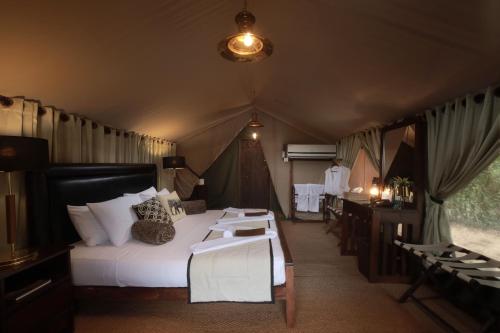 ヤーラにあるLeopard Trails Yalaのテント内のベッド1台が備わるベッドルーム1室