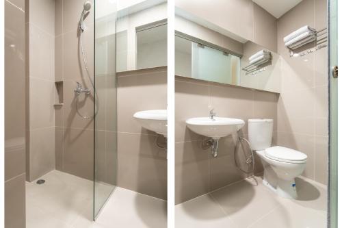 La salle de bains est pourvue d'une douche, de toilettes et d'un lavabo. dans l'établissement Super OYO 3159 Festive Inn, à Medan