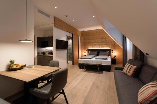ヒルポルトシュタインにあるHotel Johannsのベッド1台、ダイニングテーブル、ベッドルーム1室が備わります。