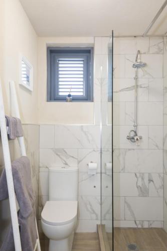  West Rock Villas -  Room  picture :   Tea/Coffee maker    Shower    Safety deposit box                           