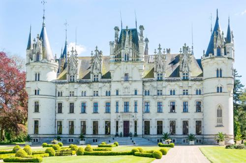 un château avec un jardin en face dans l'établissement BELLILOIRE, Chambre à la campagne, à Belligné