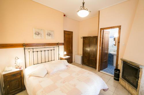 Postel nebo postele na pokoji v ubytování Gastronomy Hotel Kritsa