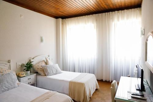 um quarto com 2 camas e uma janela em Terrace House em Braga