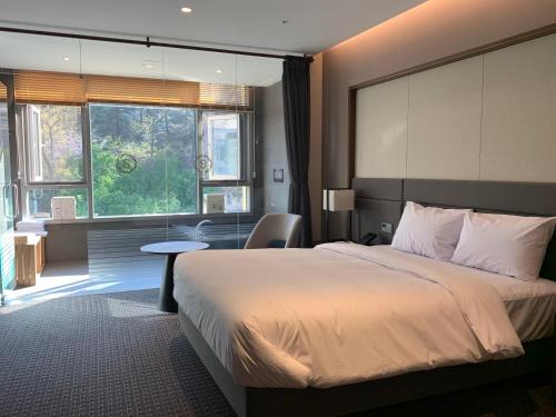 Ліжко або ліжка в номері Hotel Susung Spa Resort