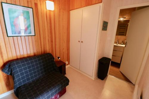 レージュ・キャップ・フェレにあるComfortable, renovated Studio in top Cap Ferret location, 1st line with bay viewの小さなお部屋で、椅子とバスルームが備わります。