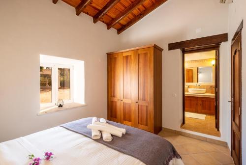 A bed or beds in a room at Casa Amada - Private Villa - Heated pool - Free wifi - Air Con
