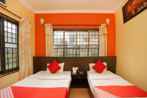 En eller flere senge i et værelse på Lumbini Guest House
