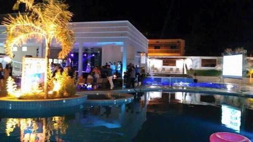 uma piscina com luzes em frente a um edifício em APARTAMENTO CONDOMÍNIO ENCONTRO DAS ÁGUAS THERMAS RESORT em Caldas Novas