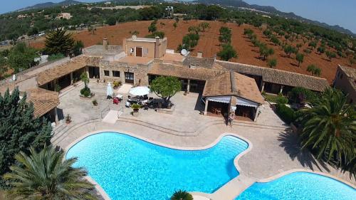 an aerial view of a house with a swimming pool at Agroturismo Finca Sa Tanca in Cala d´Or