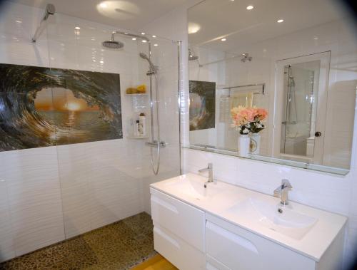 y baño blanco con lavabo y ducha. en Beautiful Town House With Air Conditioning In Secure Urbanisation. Internet., en Estepona