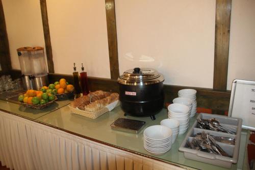 een aanrecht met eten en een slowcooker bij SeaBird Hotel in Moraitika