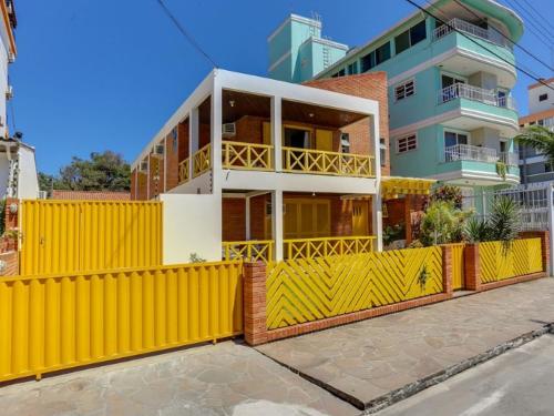 una valla amarilla frente a un edificio en Apart Hotel Vila Mar, en Florianópolis
