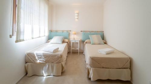 Un pat sau paturi într-o cameră la Puerto Cala Figuera by dracmallorca