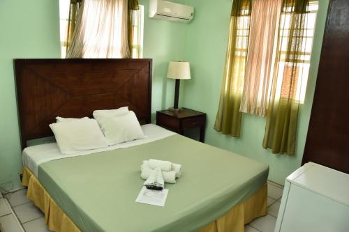 Un dormitorio con una cama con un elefante disecado. en Aanola Villas 6a Tranquil Privy Bedroom, en Charlotte