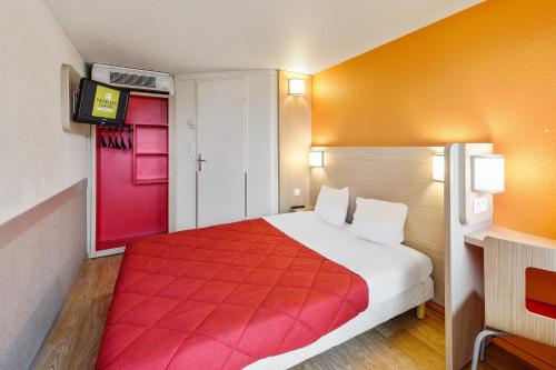 een hotelkamer met een bed met een rode deur bij Premiere Classe Toulon La Seyne-sur-Mer in La Seyne-sur-Mer
