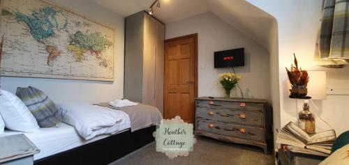 Katil atau katil-katil dalam bilik di Heather Cottage Aberdeen