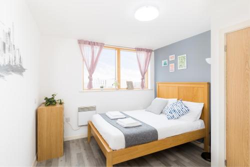 a bedroom with a bed and a window at Birmingham Apartment by O2 Academy & New St Station in Birmingham