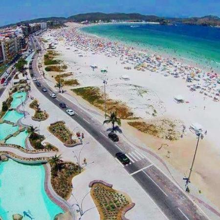 an aerial view of a beach with crowds of people at Dubai residência in Cabo Frio