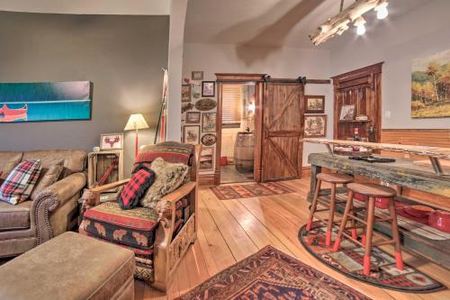 Χώρος καθιστικού στο Walk to Waterfront Dtwn Sturgeon Bay Retreat!